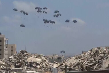 Ajuda humanitária chega a Gaza de paraquedas
