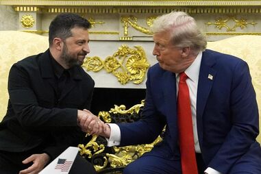 Zelensky foi recebido com sorrisos e elogios por Trump na Casa Branca, ao contrário do que tinha sucedido em fevereiro