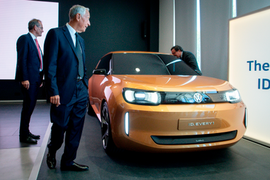 Marcelo Rebelo de Sousa observa o novo carro elétrico da Volkswagen