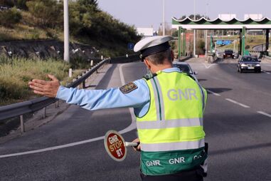 Condutor foi mandado parar pela GNR mandou não obedeceu