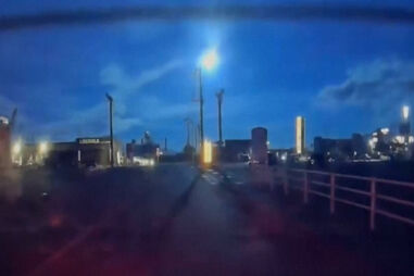 Câmara de carro capta momento em que meteorito atravessa o céu no Japão 