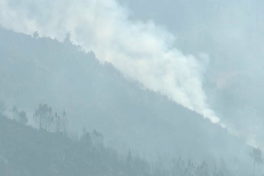 Confinamento alargado à localidade de Bouça na Covilhã devido ao incêndio
