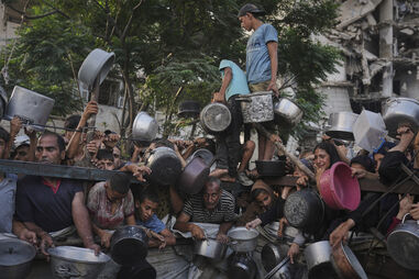 Palestinianos tentam obter alimentos a norte da Faixa de Gaza