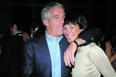 Ghislaine Maxwell, parceira de Jeffrey Epstein, encontra-se a cumprir uma pena de 20 anos de prisão por tráfico sexual