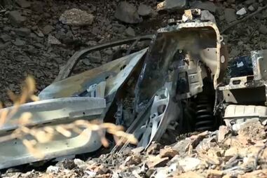 O despiste levou a que o carro caísse numa ribanceira e pouco depois incendiou-se