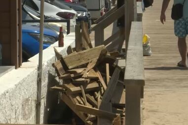 Ondulação forte destrói passadiços na Praia de Faro