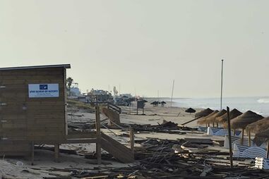 Ondulação forte destruiu passadiços de madeira