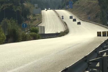 Um morto em colisão entre ligeiro e mota na A33 em Pinhal de Frades