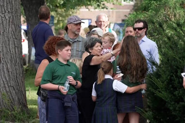 Lágrimas e abraços após tiroteio em escola católica nos EUA