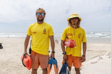 Dois nadadores-salvadores do ISN equipados numa praia