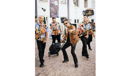 Banda Al-Fanfare anima Faro com música e celebração comunitária