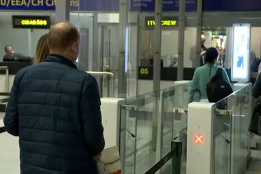 Passageiros em controlo de passaportes 