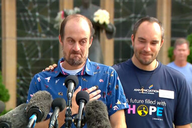 “Dêem um beijo extra aos vossos filhos hoje”: o discurso emocionado do pai de uma das crianças mortas em escola dos EUA 