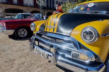 Clássicos sobre rodas: o charme dos carros antigos em Havana