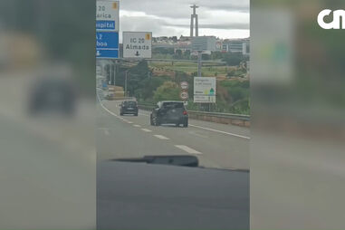 Volkswagen Golf abandonou autoestrada na saída para Almada. Imagens mostram danos.