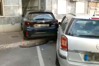 Carro despista-se e embate contra prédio na Amadora. Há dois feridos a registar