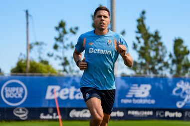 Bednarek é baixa para o jogo com o Benfica, a confirmar-se a informação do FC Porto