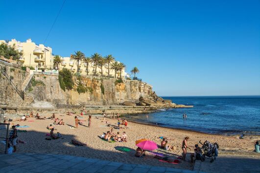 Homem agredido por importunação sexual de criança em praia de Cascais