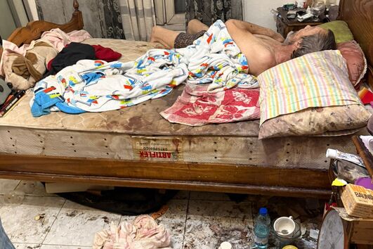 Ana e Paulo sofrem de problemas mentais e vivem no meio do lixo na própria casa há vários anos