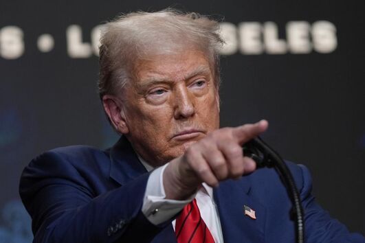 Trump diz que acordo de paz para a guerra na Ucrânia exigirá cimeira com Putin e Zelensky