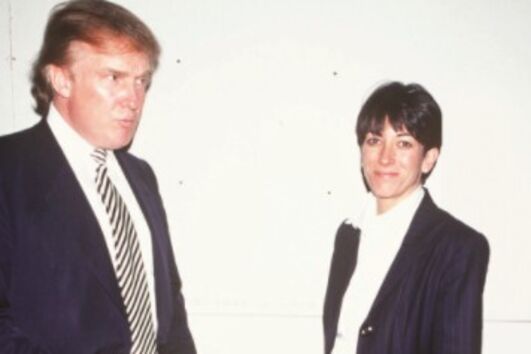 Donald Trump com Ghislaine, nos tempos em que ainda andava longe da política
