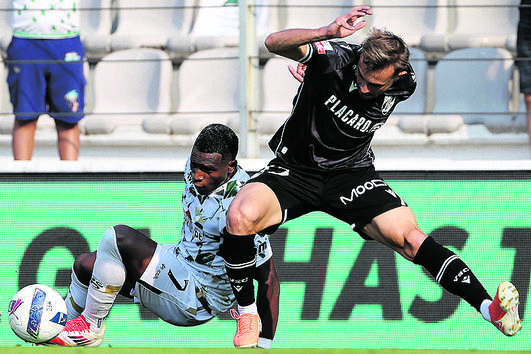 Cédric Teguia antecipa-se a Lebedenko