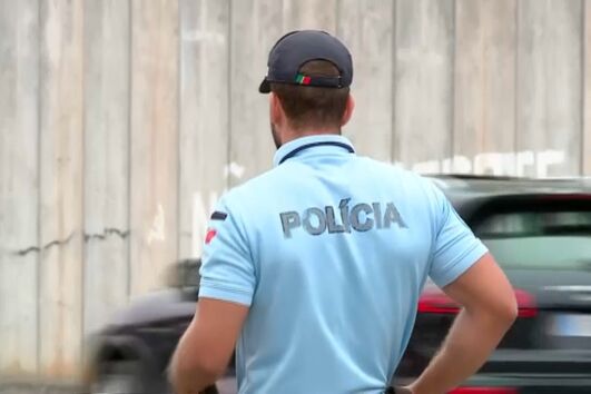 Agentes da PSP detiveram, em flagrante, homem de 30 anos, na rua da Alegria, no Porto