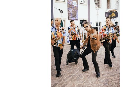 Banda Al-Fanfare anima Faro com música e celebração comunitária