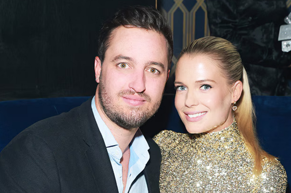 Eliza Spencer anuncia noivado com Channing Millerd em Santorini