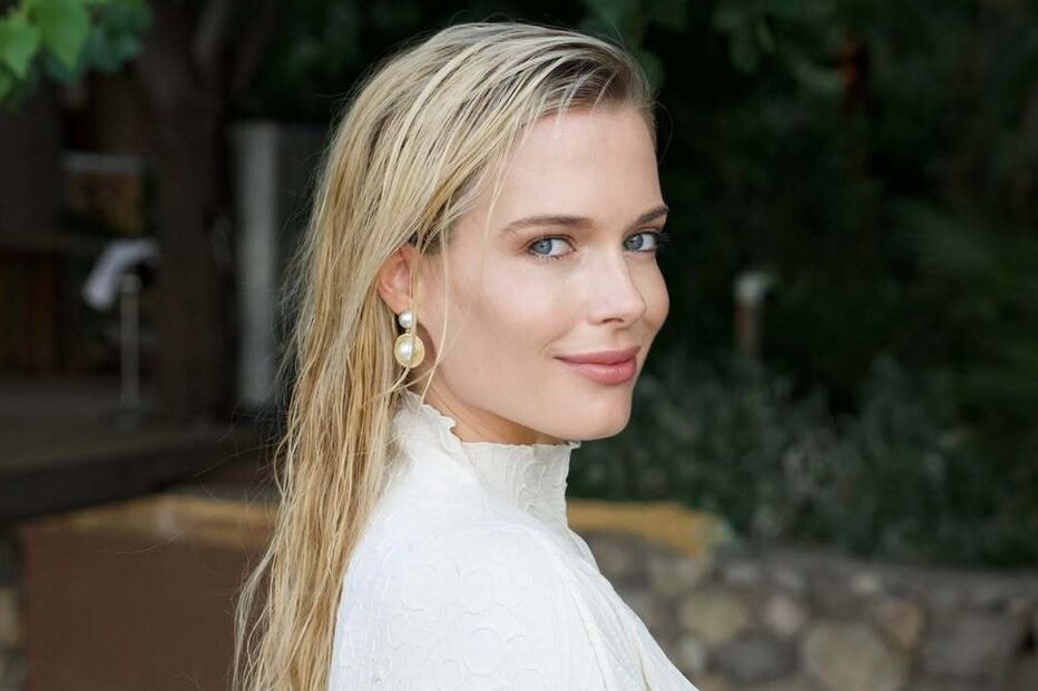 Eliza Spencer anuncia noivado com Channing Millerd em Santorini