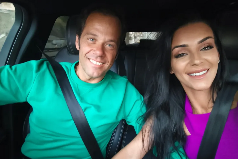 Luíza Abreu e João Moura Caetano juntos num carro