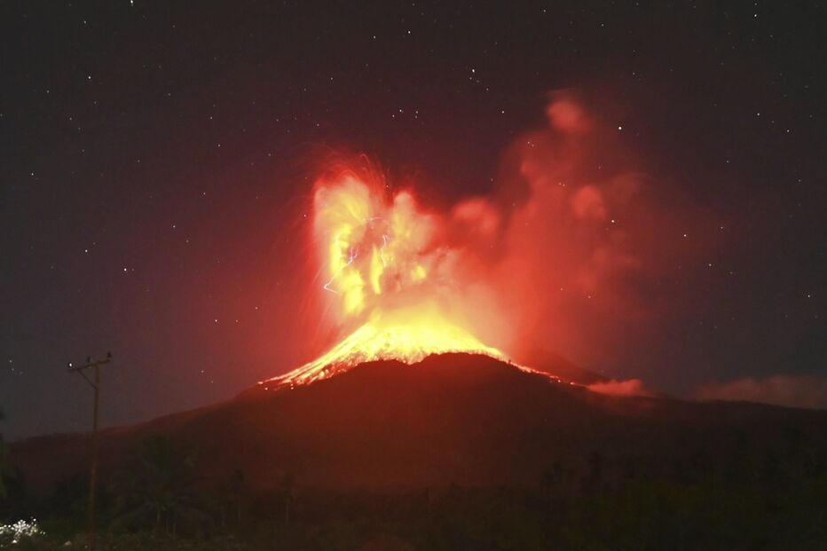  Lava na encosta do Monte Lewotobi Laki-Laki durante uma erupção em East Flores, Indonésia