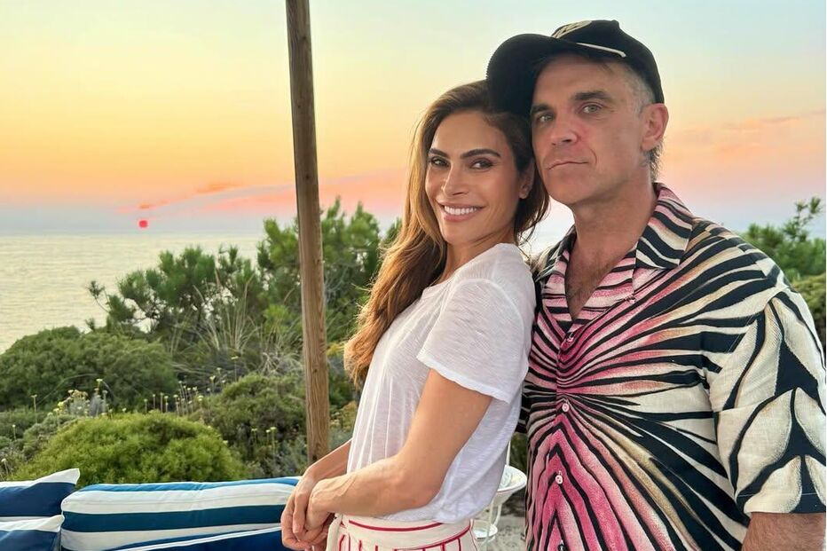 Robbie Williams aproveita férias na Comporta com companhia especial