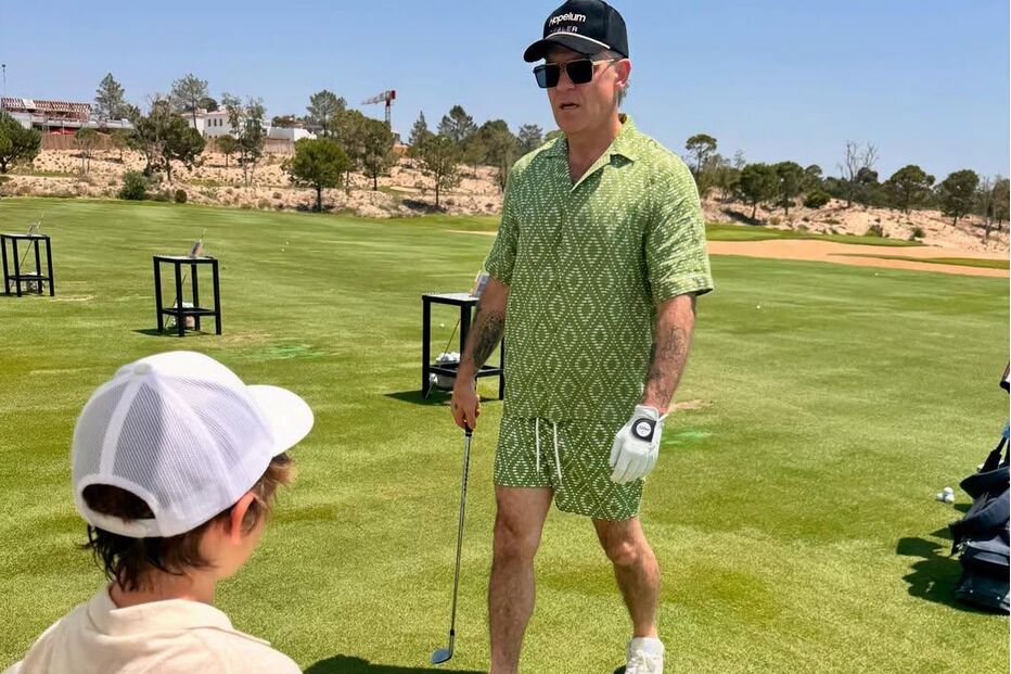 Robbie Williams desfruta de férias na Comporta com companhia especial.
