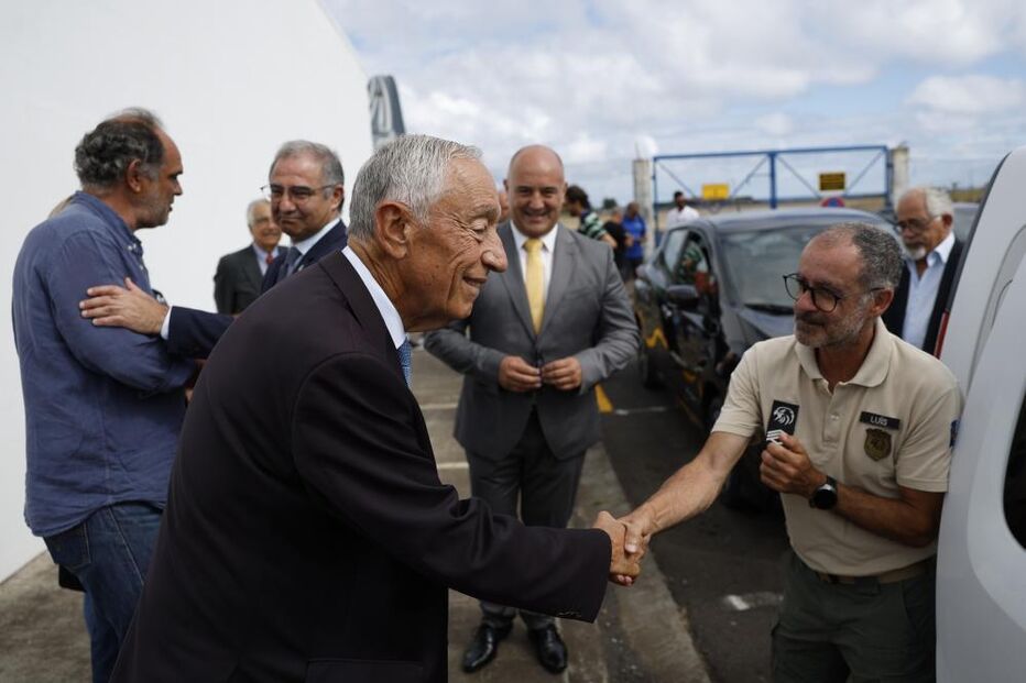 Presidente da República, Marcelo Rebelo de Sousa (C) cumprimenta um elemento da proteção da natureza à chegada à Graciosa, no âmbito de uma visita à região autónoma dos Açores. Santa Cruz da Graciosa, 02 de agosto de 2025