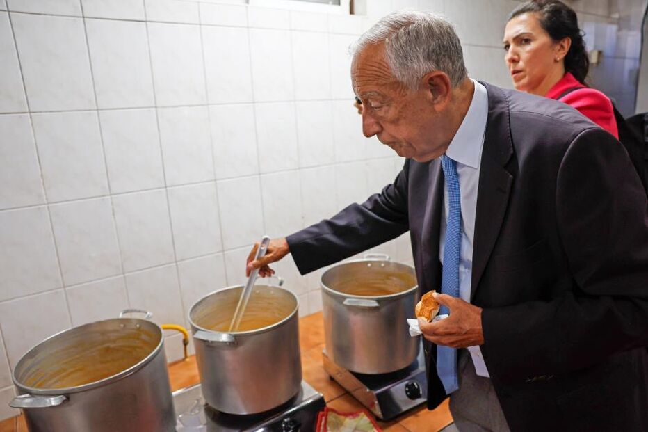 Presidente da República, Marcelo Rebelo de Sousa (C) cumprimenta um elemento da proteção da natureza à chegada à Graciosa, no âmbito de uma visita à região autónoma dos Açores. Santa Cruz da Graciosa, 02 de agosto de 2025