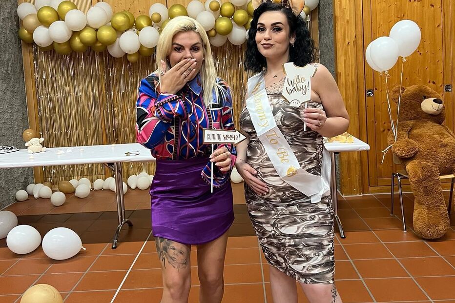 Carina e Fanny celebram a gravidez com festa e mensagem sobre não a associarem a terceiros