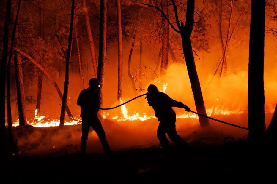 Bombeiros combatem as chamas durante um incêndio em São Martinho da Anta, concelho de Sabrosa,