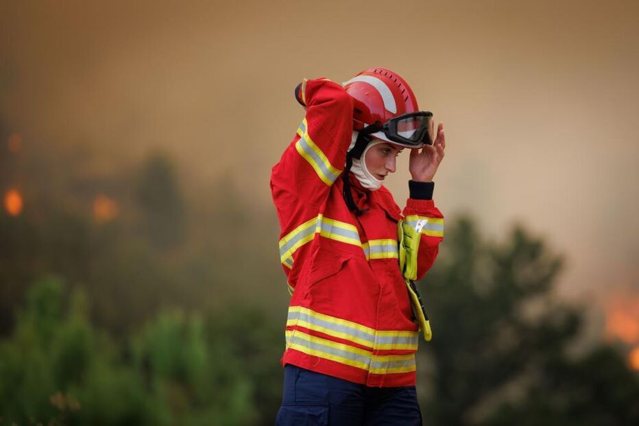 Bombeiro combate as chamas durante um incêndio em São Martinho da Anta, concelho de Sabrosa, Vila Real, 2 de agosto de 2025