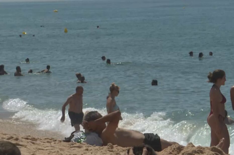 Emigrantes portugueses aproveitam o calor nas praias do Algarve