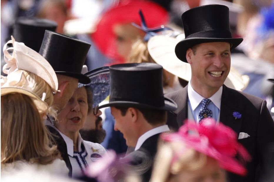 Após reformas na família real, William e Ana marcam presença em evento