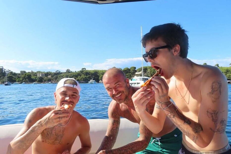 Família Beckham reunida com pizza a bordo. Brooklyn distante dos pais