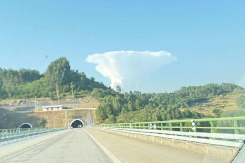 Nuvem de fumo vista da A24, sentido Viseu-Castro Daire