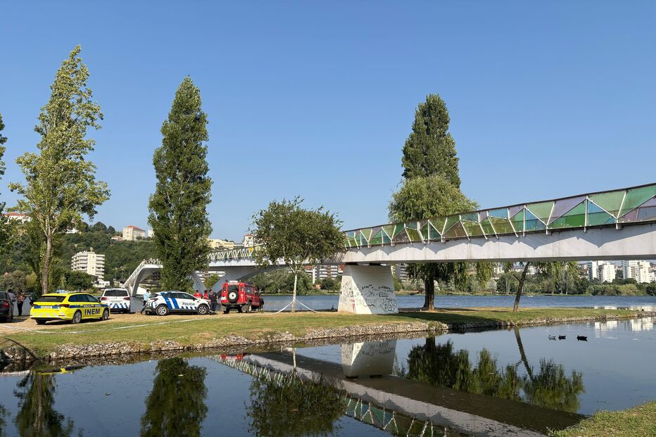 Meios de socorro junto à ponte pedonal do Rio Mondego onde dois amigos se iam afogando
