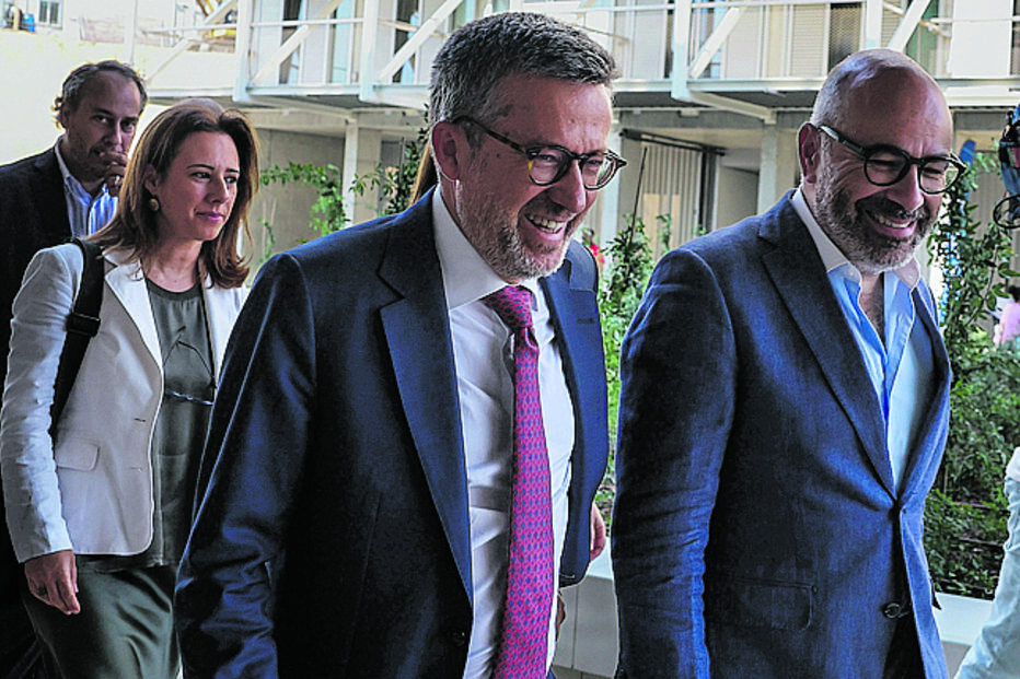 Presidente da Câmara de Lisboa (à esquerda) e o ministro da Habitação (à direita)