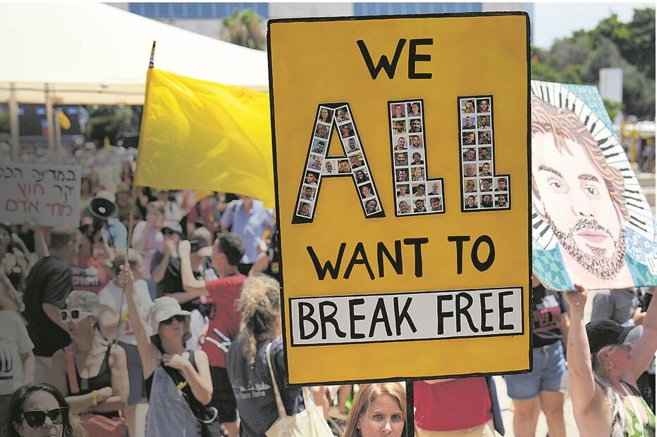 Famílias de reféns protestam, em Telavive, exigindo a sua libertação