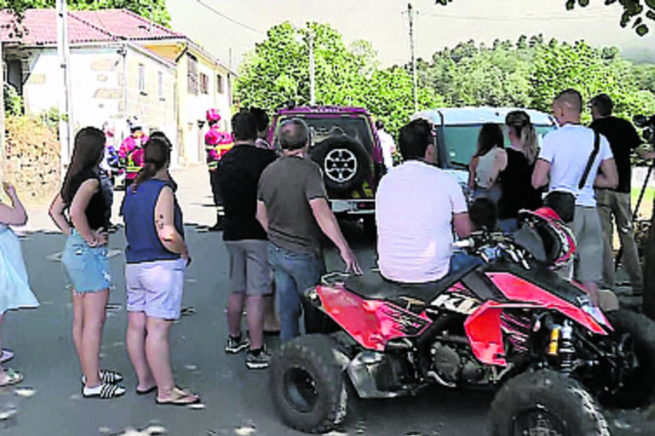 População receosa observa as chamas a lavrar