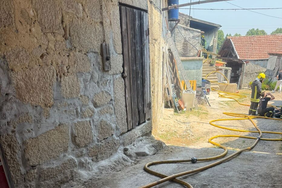Habitação parcialmente destruída pelas chamas na Maia