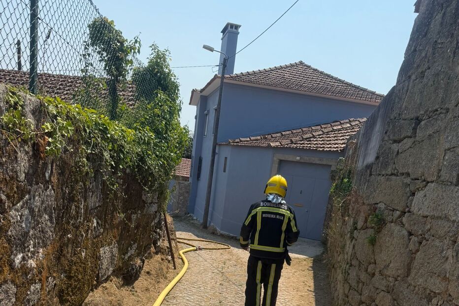 Habitação parcialmente destruída pelas chamas na Maia