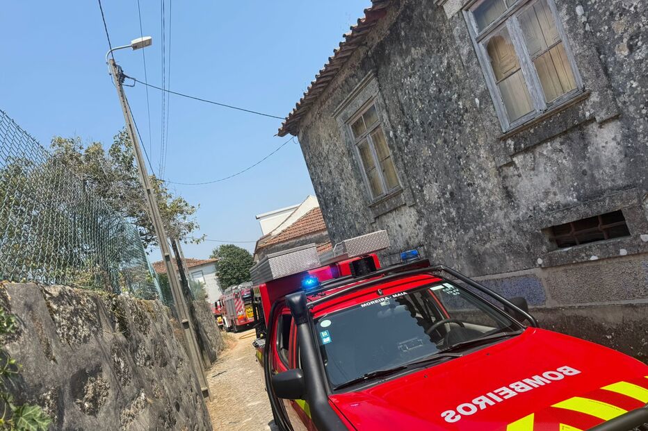 Habitação parcialmente destruída pelas chamas na Maia